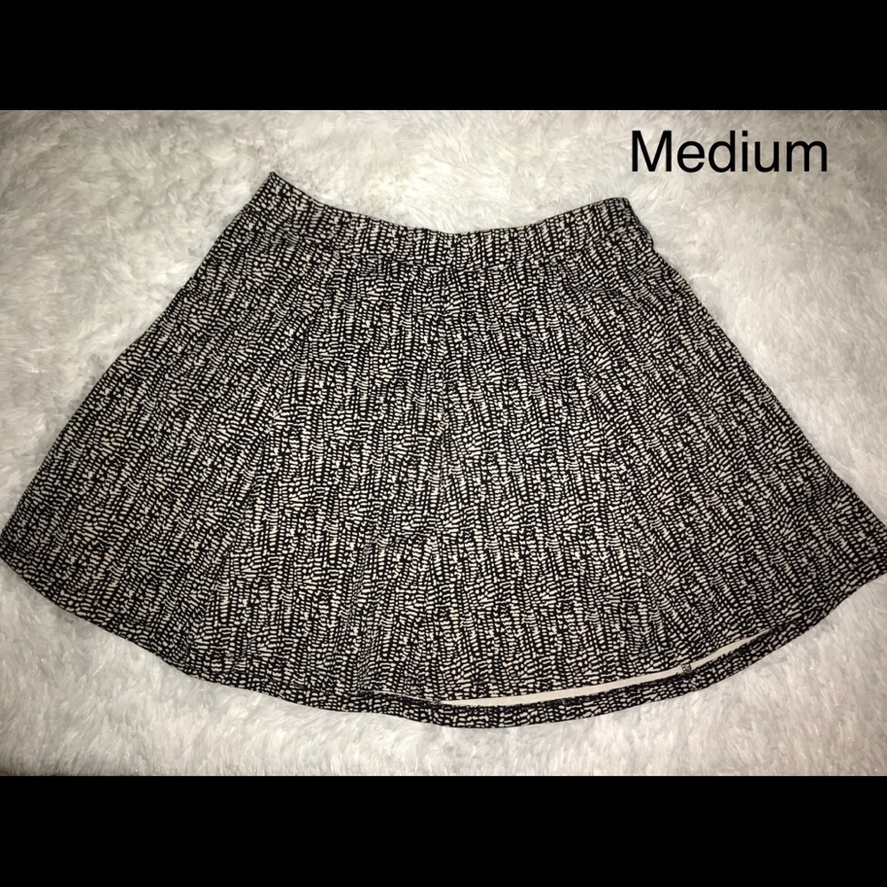 Black & white mini skirt